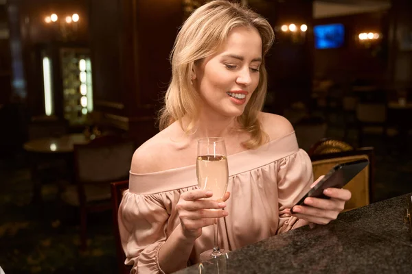 Sorrindo Elegante Senhora Mensagens Texto Com Seu Namorado Enquanto Sentado — Fotografia de Stock