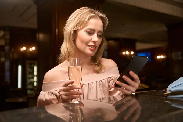 Belle Femme Utilisant Smartphone Assis Avec Verre Alcool Comptoir Dans — Photo