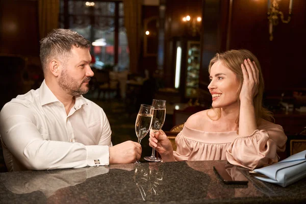 Serieuze Man Zijn Lachende Vrouw Toasten Met Een Glas Cider — Stockfoto