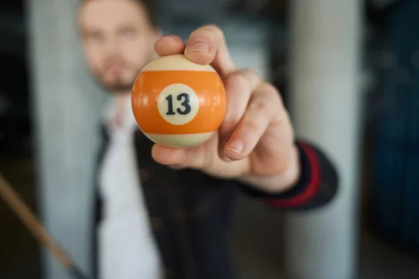 Περικοπή Άποψη Στο Χέρι Πορτοκαλί Μπάλα Μπιλιάρδου Σημειώνονται Τον Αριθμό — Φωτογραφία Αρχείου