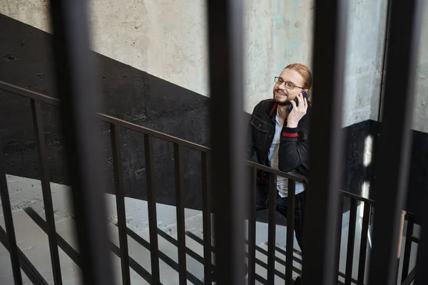 Süslü Giysiler Içinde Gülümseyen Erkek Merdivenleri Çıkarken Cep Telefonuyla Konuşuyor — Stok fotoğraf
