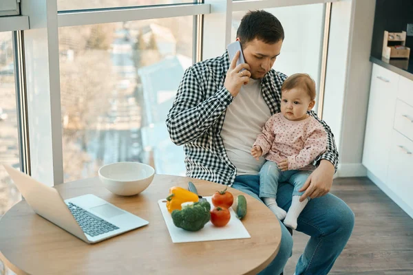 Mannen Pratar Telefon Med Ett Barn Famnen Bärbar Dator Och — Stockfoto