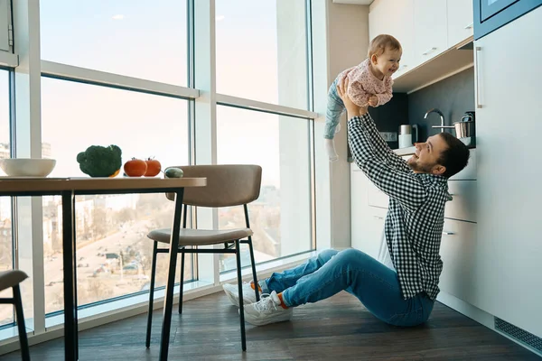 Glücklicher Junger Vater Spielt Mit Seiner Kleinen Tochter Der Küche — Stockfoto