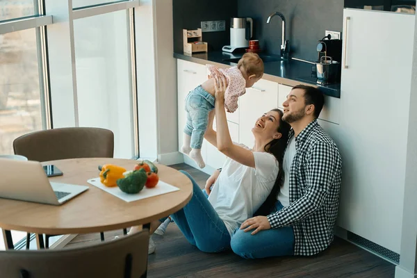 Fröhliche Mama Und Papa Spielen Mit Dem Baby Hause Die — Stockfoto