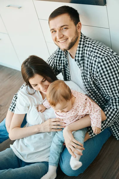 Smiling Man Holding His Girls His Arms Remote Work Gives — Stock Photo, Image