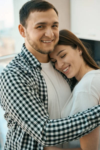 Cheerful Bearded Man Tenderly Hugging His Wife Guys Casual Comfortable — Stock Photo, Image