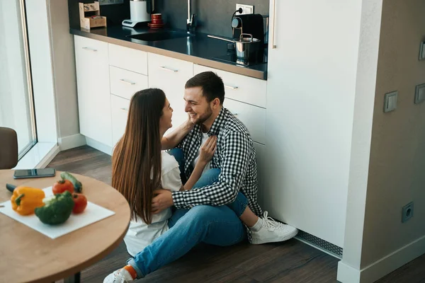 Happy Couple Sits Hugging Floor Kitchen Vegetables Lie Kitchen Table — Stock Photo, Image