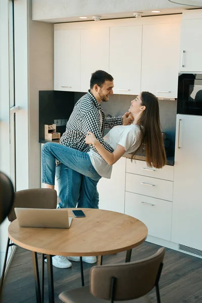 快乐的年轻夫妇在厨房里跳探戈 小伙子们穿着舒适的家居服 — 图库照片