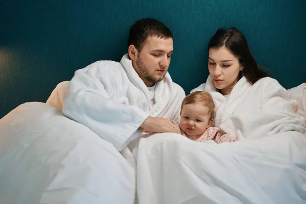 Genç Ebeveynler Güzel Bebeklerine Bakıyor Aile Büyük Bir Yatakta — Stok fotoğraf