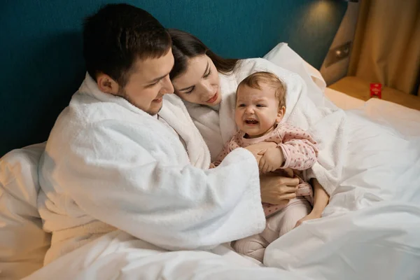 Kleines Kind Ist Frech Mit Eltern Einem Großen Bett Liebevolle — Stockfoto