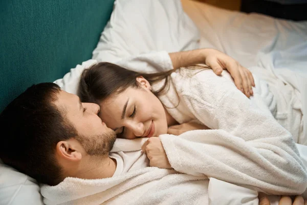 幸せな夫婦はお互いの腕の中でうとうとし 女性は彼女の睡眠中に甘い笑顔 — ストック写真