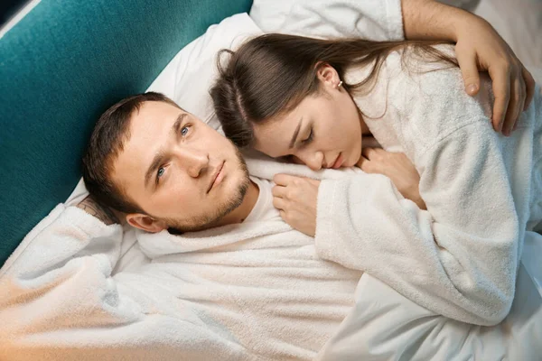 Okouzlující Mladá Žena Spí Sladce Náručí Vousatého Manžela Muž Nespí — Stock fotografie