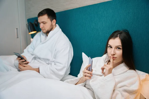Couple Resting Soft Bed Comfortable Home Clothes Have Mobile Phones — Stock Photo, Image