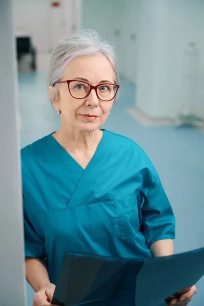 Grauhaarige Sanitäterin Steht Auf Einem Krankenhausflur Mit Einer Kernspintomographie Ein — Stockfoto