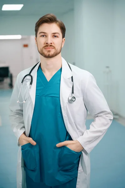 Νεαρός Ειδικευόμενος Ιατρική Ρόμπα Στέκεται Στο Διάδρομο Του Νοσοκομείου Ένας — Φωτογραφία Αρχείου