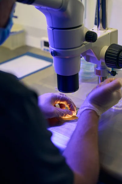 Embryologist Que Toma Amostra Esperma Teste Tubo Para Examinar Sob — Fotografia de Stock