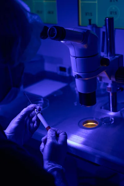 生殖学实验室工程师在注射精子前调整毛细管支架 肌浆内精子注射 紫外线光 — 图库照片
