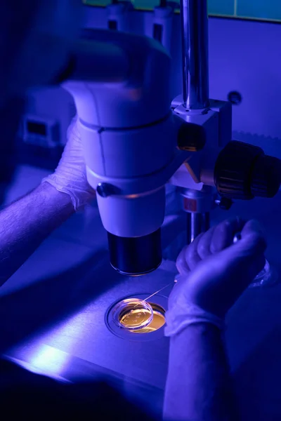 男性基因异常实验室工作人员在显微镜下检查细胞 进行胚胎活检 以收集必要的遗传物质进行分析 — 图库照片