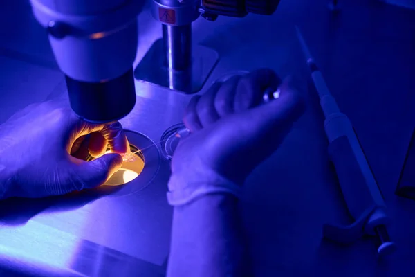 Pesquisador Laboratório Genético Adicionando Material Biopsia Tubo Ensaio Para Exame — Fotografia de Stock