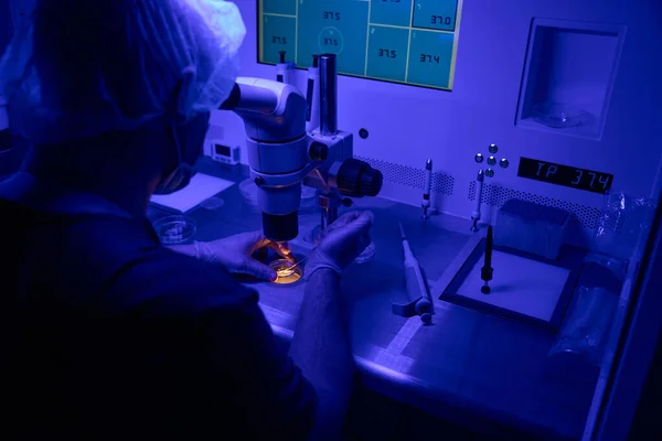 Pracownik Laboratorium Rozrodczego Wykonujący Diagnostykę Genetyczną Przed Implantacją Celu Wykrycia — Zdjęcie stockowe