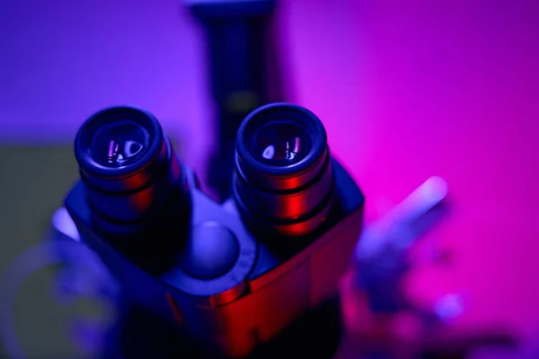 Крупный План Высококвалифицированного Лабораторного Оборудования Стерильном Ультрафиолетовом Свете Микроскоп Оптическими — стоковое фото