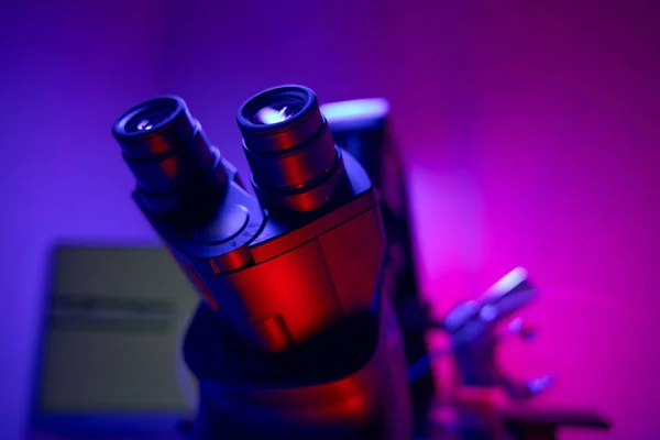 Microscópio Moderno Laboratório Científico Pesquisas Microbiologia Doença Pandêmica Saúde Pesquisa — Fotografia de Stock