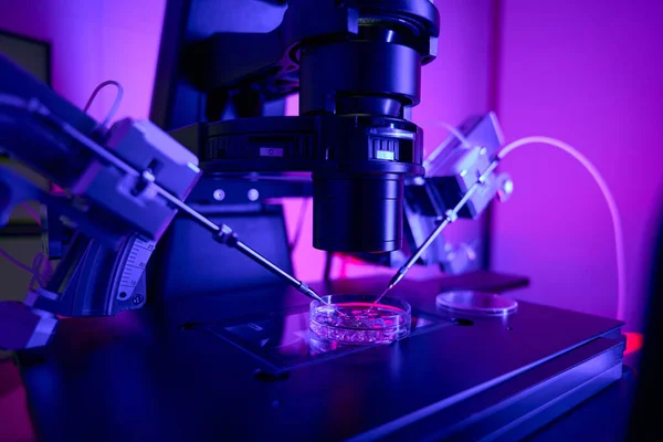 Embryo Testy Reprikologické Laboratoři Biopsie Kultivace Buněk Pomocí Mikromanipulátoru Mikroskopu — Stock fotografie