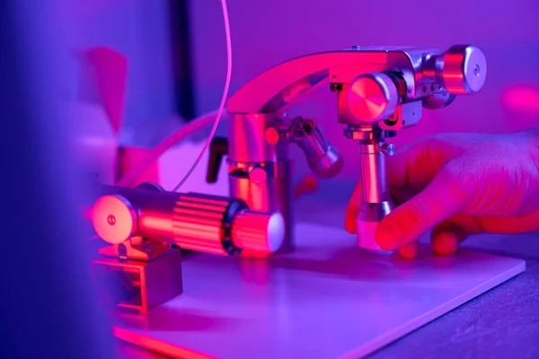Mão Masculina Mantendo Ajustando Joystick Micromanipulador Estação Trabalho Laboratório Genético — Fotografia de Stock