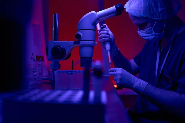 Inżynier Laboratoryjny Dodający Komórki Probówek Przygotowujący Się Witrifikacji Oocytów Celu — Zdjęcie stockowe