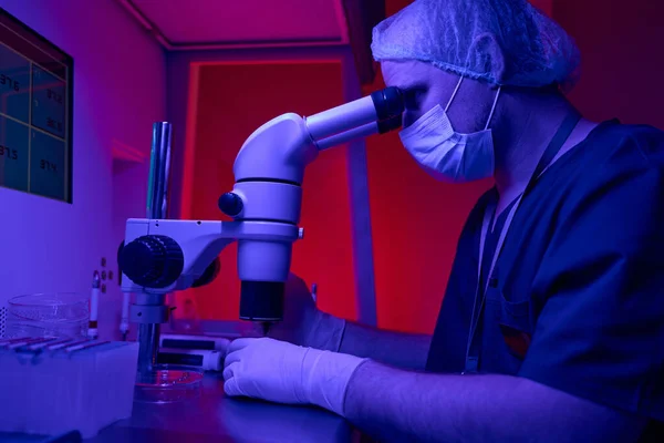 Ιατρικό Εργαστήριο Επιστήμονας Κρατώντας Έρευνες Προσεκτικά Κοιτάζοντας Στο Μικροσκόπιο Γεννητικά — Φωτογραφία Αρχείου