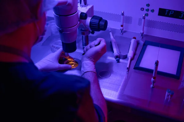 Trabalhador Laboratório Vista Superior Usando Suporte Capilar Para Fazer Injeção — Fotografia de Stock