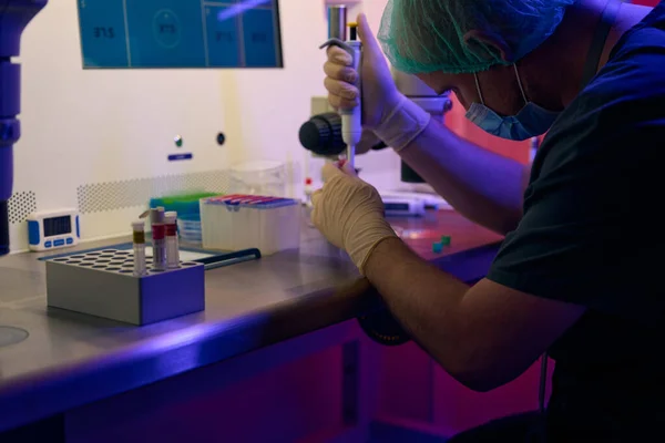 Концентрированный Работник Биолаборатории Добавляет Образец Жидкости Микропипеткой Проводит Генетические Исследования — стоковое фото