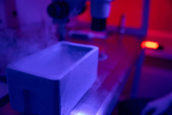 Widok Kuwetę Ciekłym Azotem Szkliwienia Zarodków Laboratorium Rozrodcze Świetle Ultrafioletowym — Zdjęcie stockowe