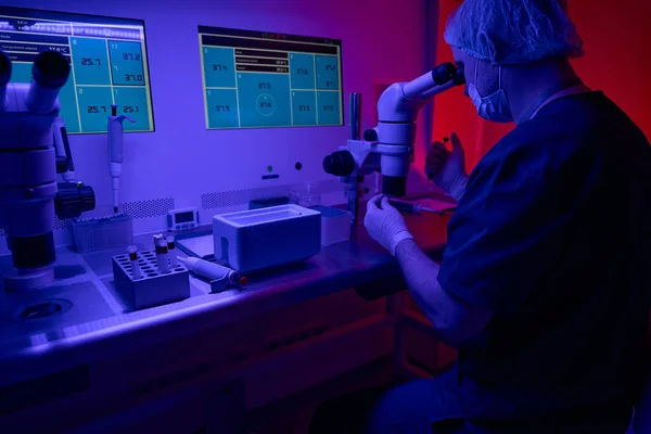 Trabalhador Laboratório Genético Concentrado Estudando Embriões Adicionando Palha Especial Para — Fotografia de Stock