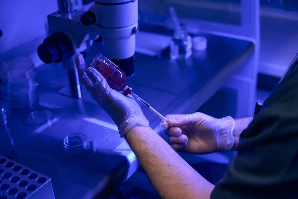 化验室工作人员用注射器从瓶中提取液体 进行医学研究 研究脐带血 — 图库照片