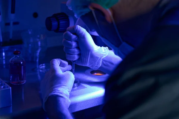 Man Biological Laboratory Worker Putting Sample Slide Studying Microscope Keeping — Stock Photo, Image