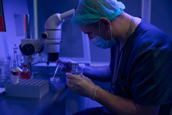 实验室技术人员用女性细胞准备样品 在病理学部门的显微镜下 无菌气氛下进行检查 — 图库照片