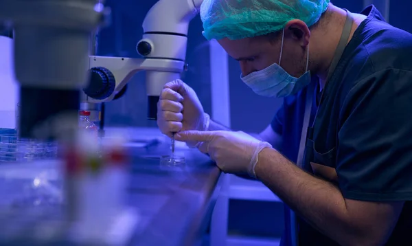 Γενετικός Εργαστηριακός Εργάτης Που Εξετάζει Υγρό Στο Μικροσκόπιο Μελετά Τον — Φωτογραφία Αρχείου