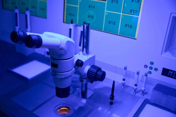 实验室显微镜 无菌紫外光专业科研人员顶视图工作场所 — 图库照片