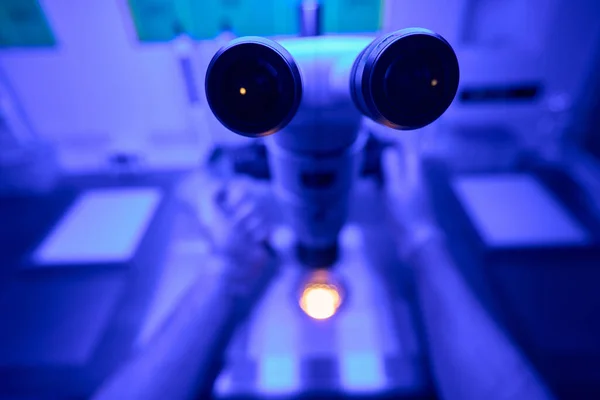 Pov Specjalnego Sprzętu Laboratoryjnego Wysokiej Jakości Mikroskop Mikrosoczewkami Makrosoczewkami Dla — Zdjęcie stockowe