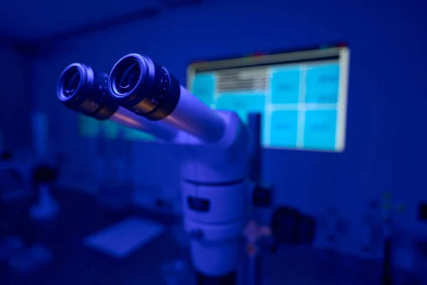 Vista Perto Para Lentes Oculares Grande Microscópio Laboratório Pesquisa Genética — Fotografia de Stock