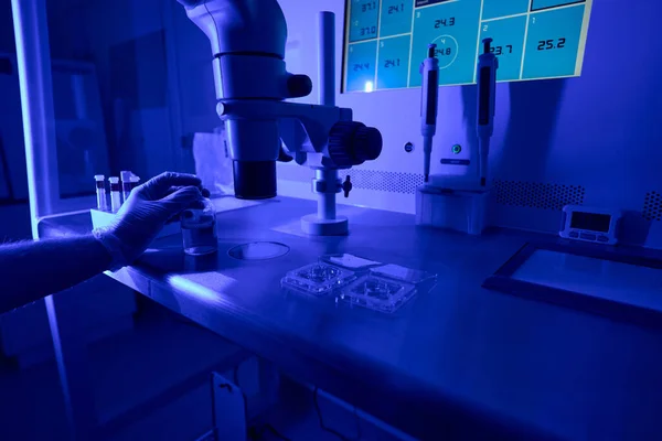 Labortechniker Reinigt Arbeitsplatz Nach Recherchen Unter Dem Mikroskop Flocken Und — Stockfoto