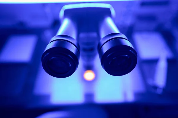 Крупний План Великого Професійного Мікроскопа Дороге Лабораторне Обладнання Генетичних Досліджень — стокове фото