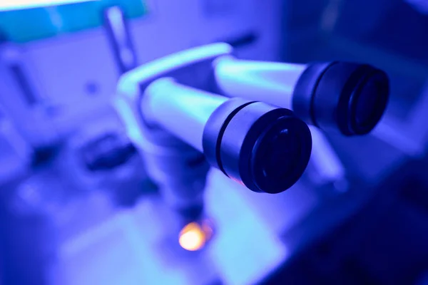 Soczewki Okulistyczne Jakościowego Mikroskopu Profesjonalnego Badaniach Genetycznych Laboratoryjnych Powiększenie Super — Zdjęcie stockowe