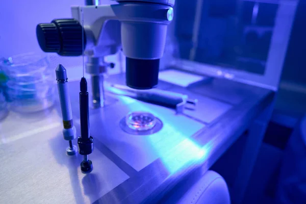 Dvě Injekční Stříkačky Pro Oplodnění Vitro Stojící Mikroskopu Embryi Petriho — Stock fotografie