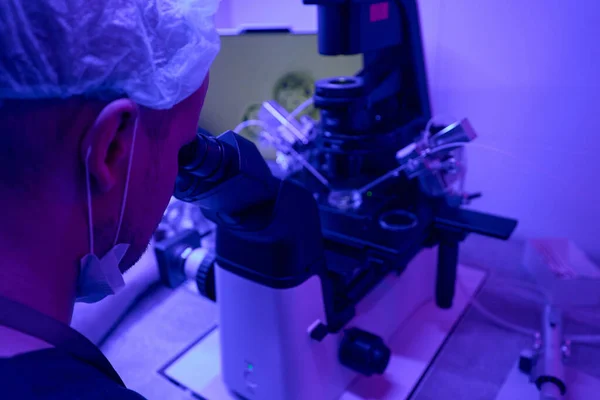 Konzentrierter Mann Laborarbeiter Schaut Mikroskop Augenlinsen Führt Forschungen Durch Untersucht — Stockfoto