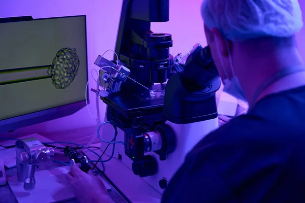 Embriologista Profissional Trabalhando Cuidadosamente Com Micromanipulador Cultivo Fertilização Embriões Biopsia — Fotografia de Stock