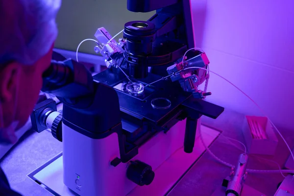 Biolaboratory Worker Looking Microscope Doing Cells Biopsy Micromanipulator Conducting Preimplantation — Stock Photo, Image