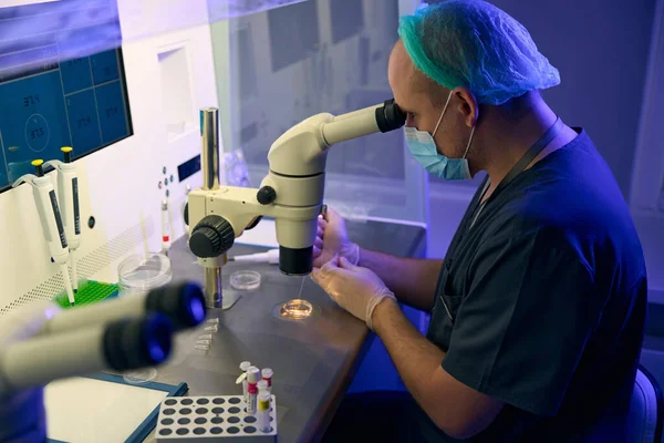 胚胎学家利用显微镜和数字监测器研究女性细胞 并使其做好活检和受精的准备 — 图库照片