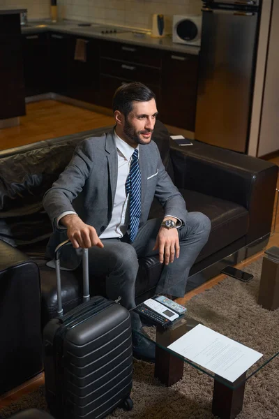 Mann Businessanzug Sitzt Auf Ledersofa Hat Eine Teure Uhr Der — Stockfoto